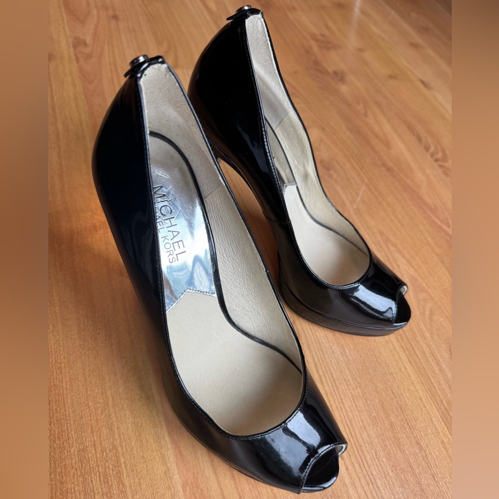 👠👠Michael Kors Glossy Black York Toe Heels